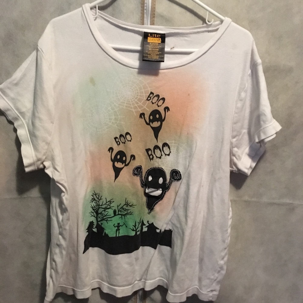 Short sleeved white boo shirt.